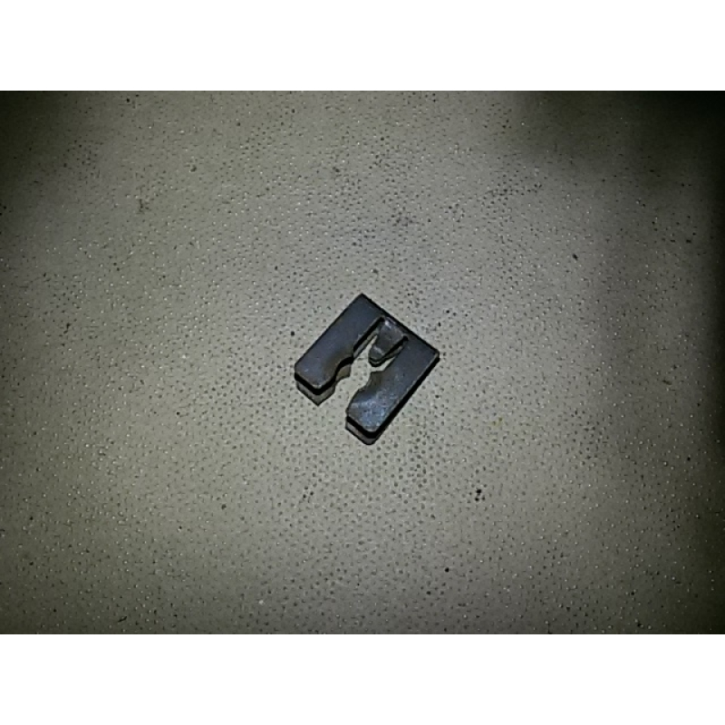 CAR008U clip motorkap stang gebr